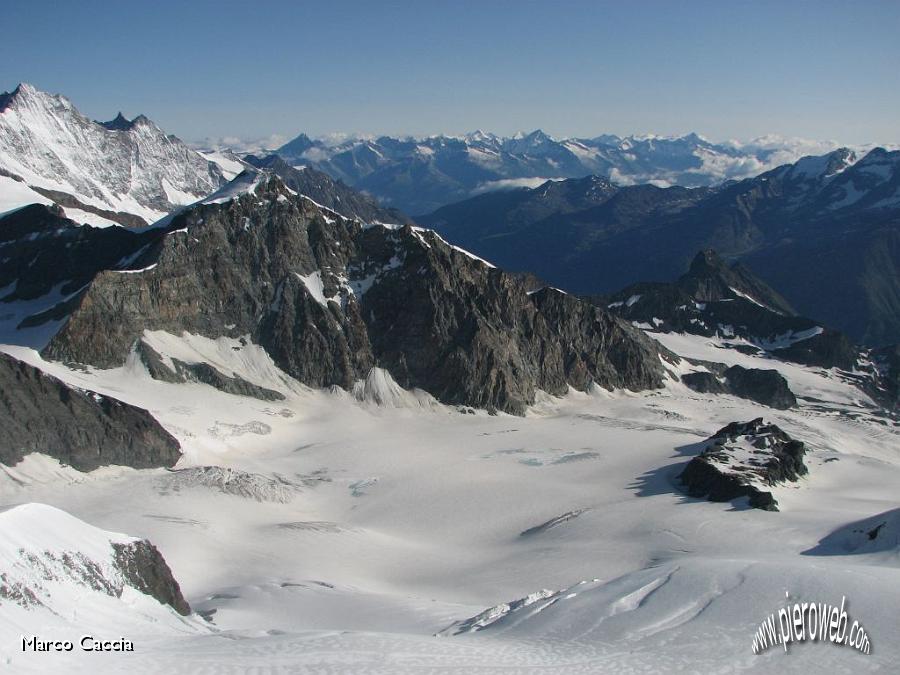 24_Laggiù lontano il rifugio.JPG